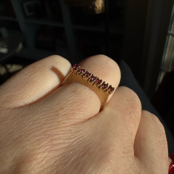 Vintage Garnet and 14k gold Ring - Picture 4 of 7